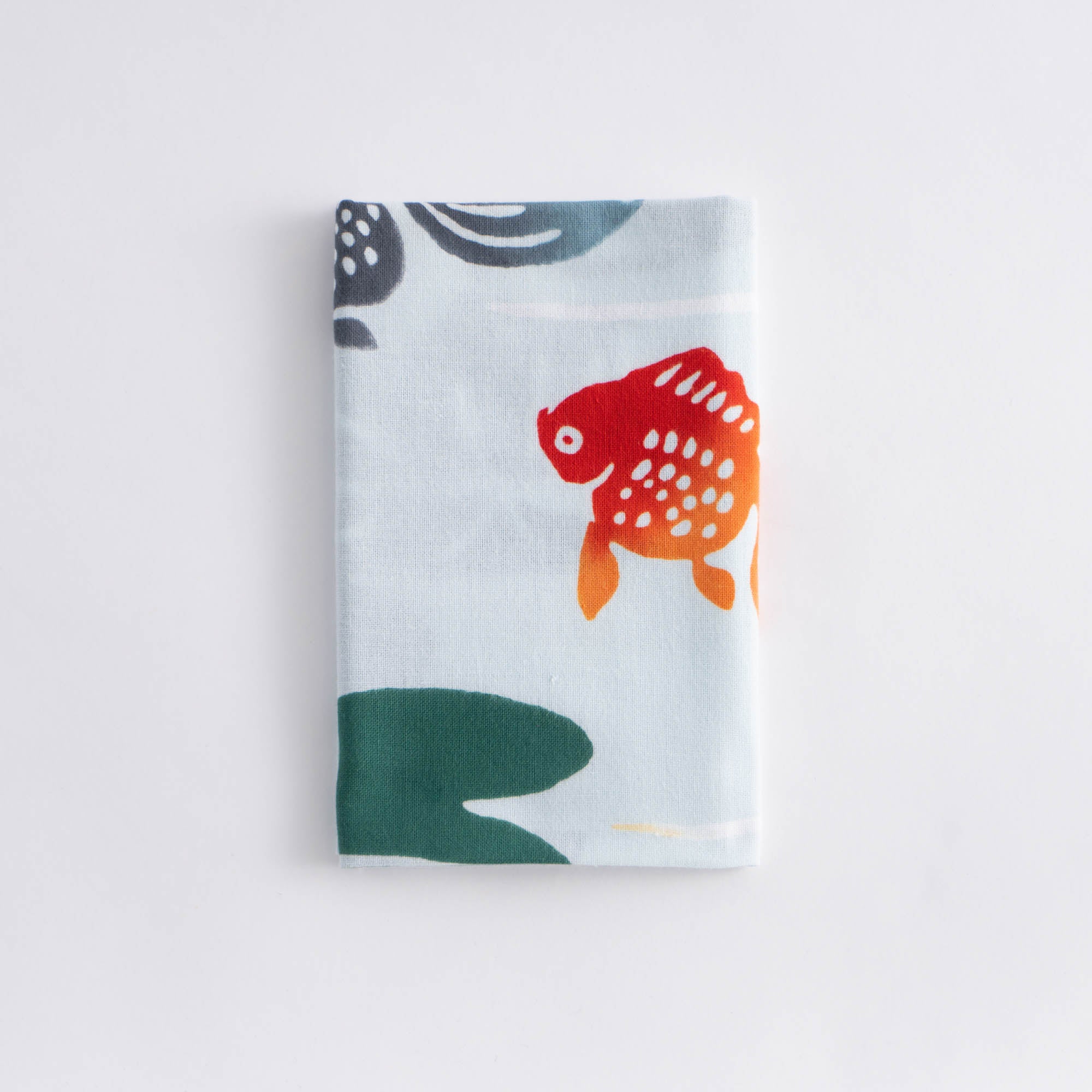 蓮池に金魚