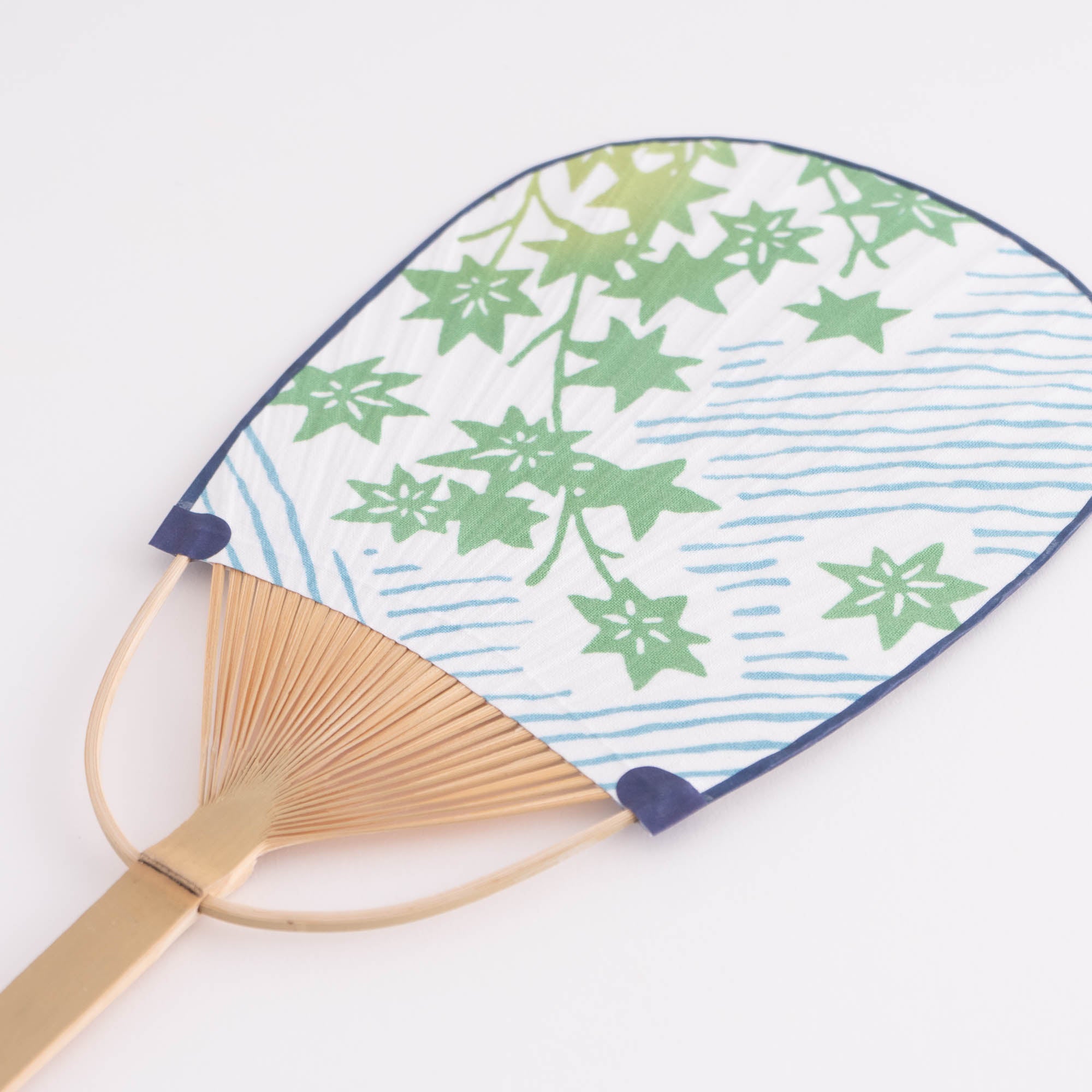 小判型団扇 清流に青紅葉