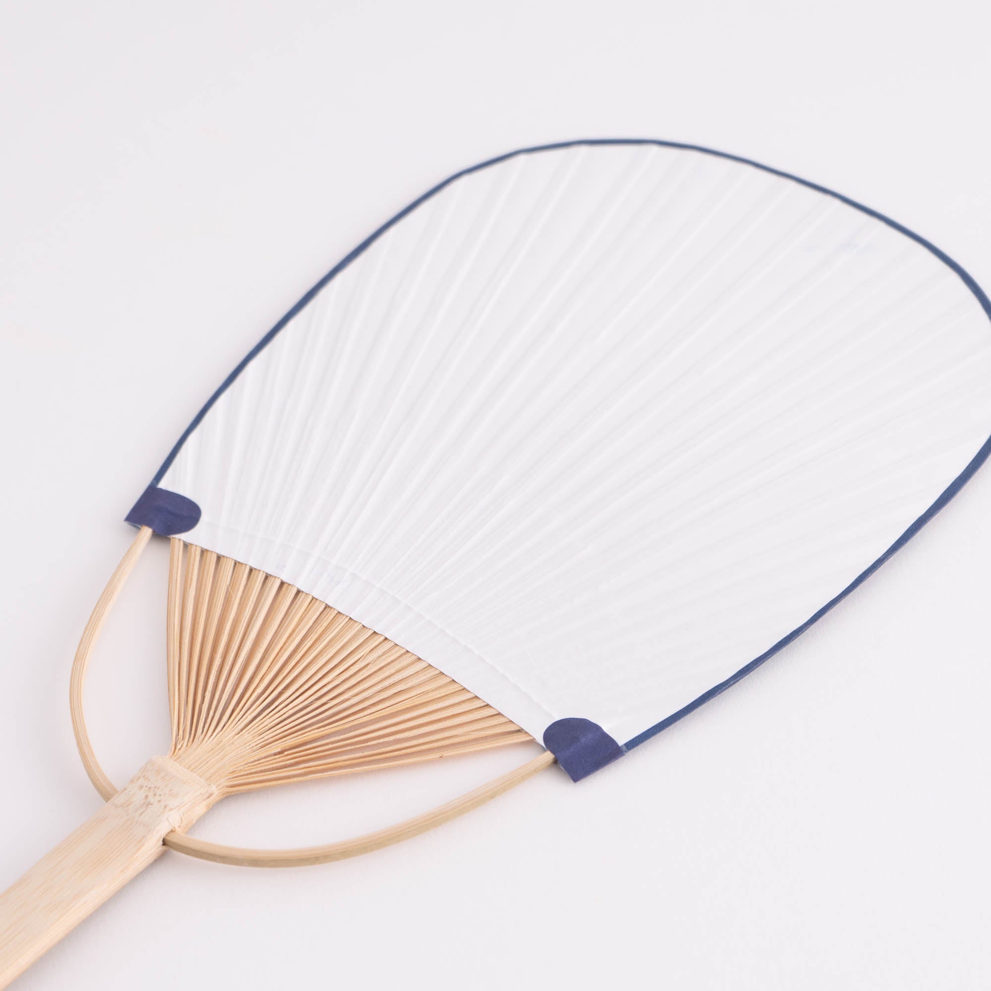 小判型団扇 清流に青紅葉