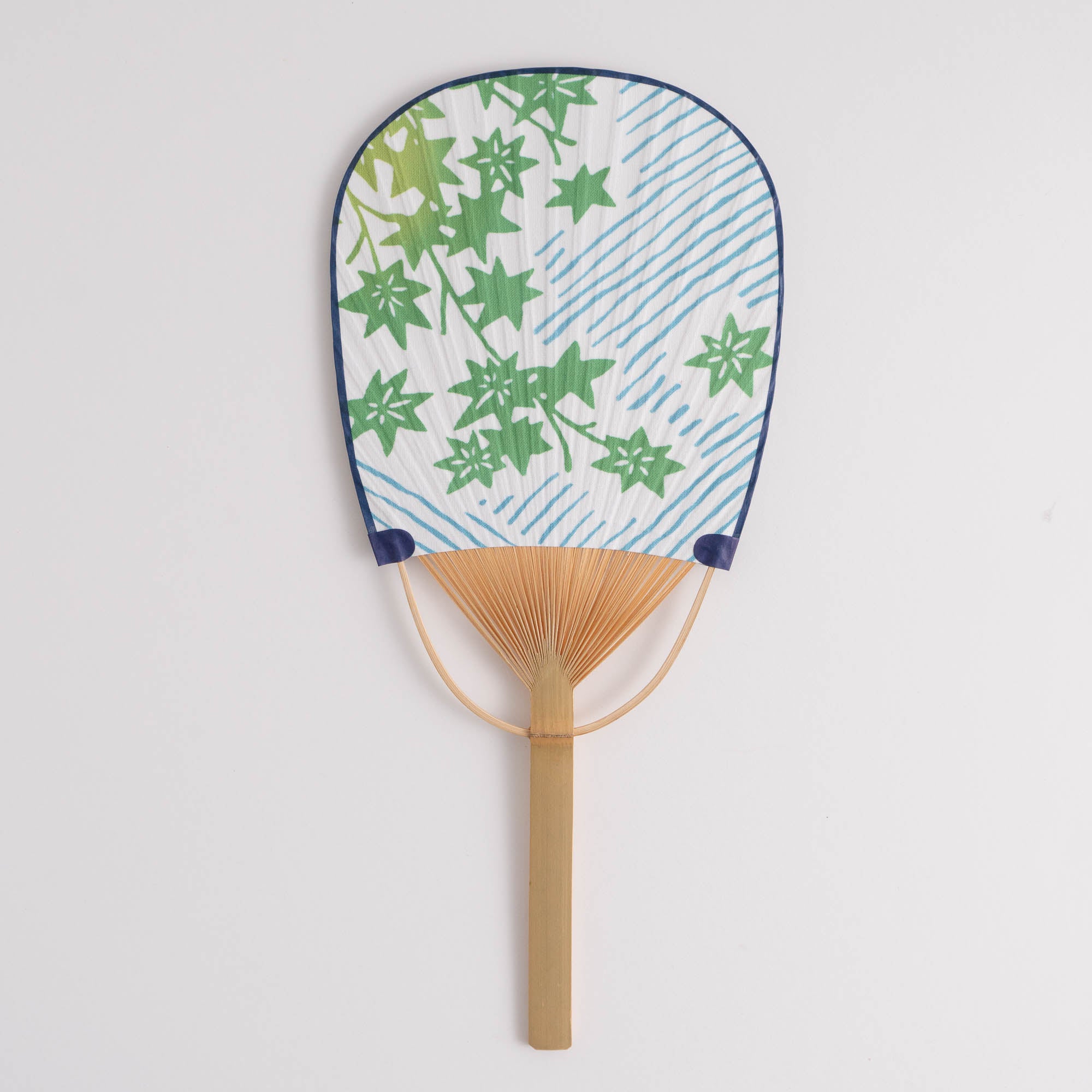 小判型団扇 清流に青紅葉