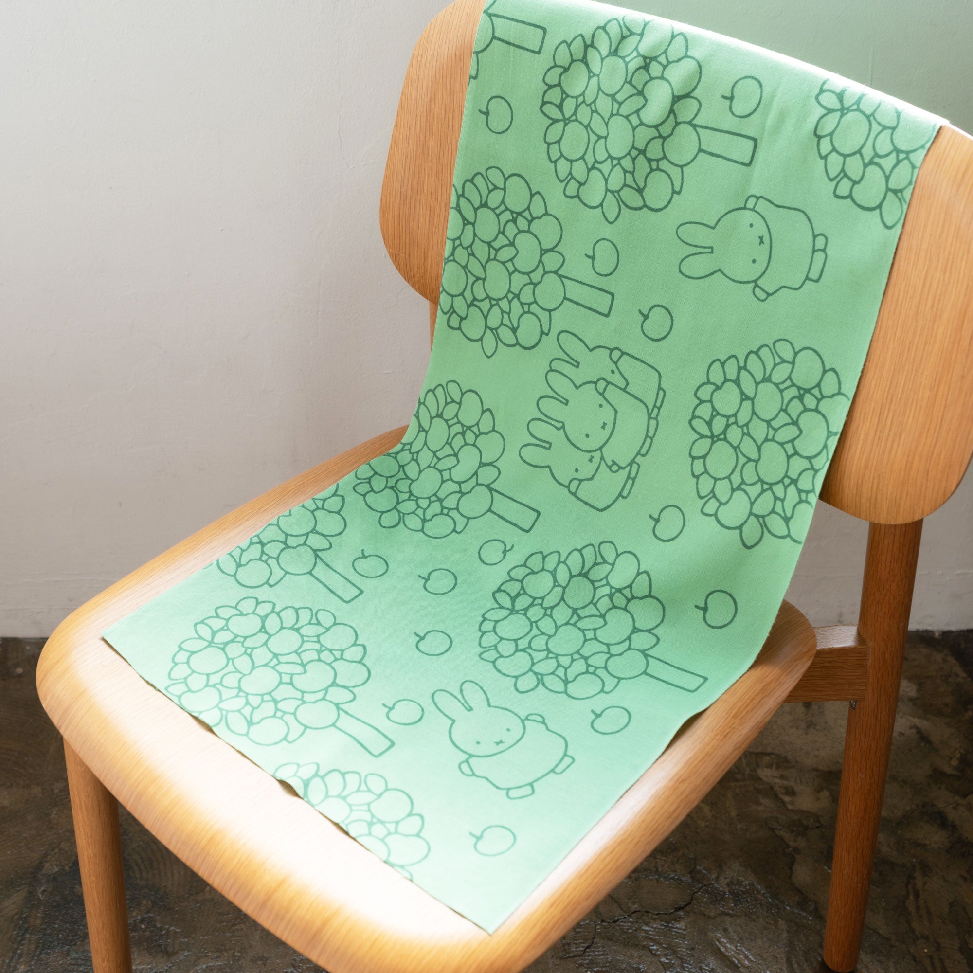 ミッフィーとりんごの木