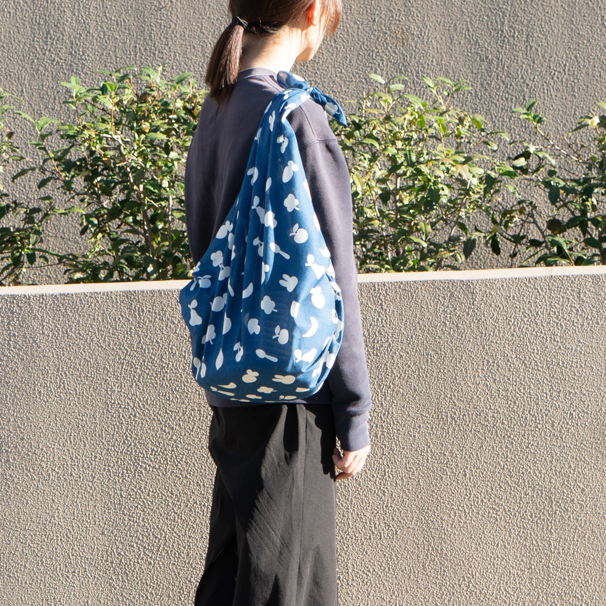 ミッフィーのふわり綿風呂敷 シルエットちらし 藍色