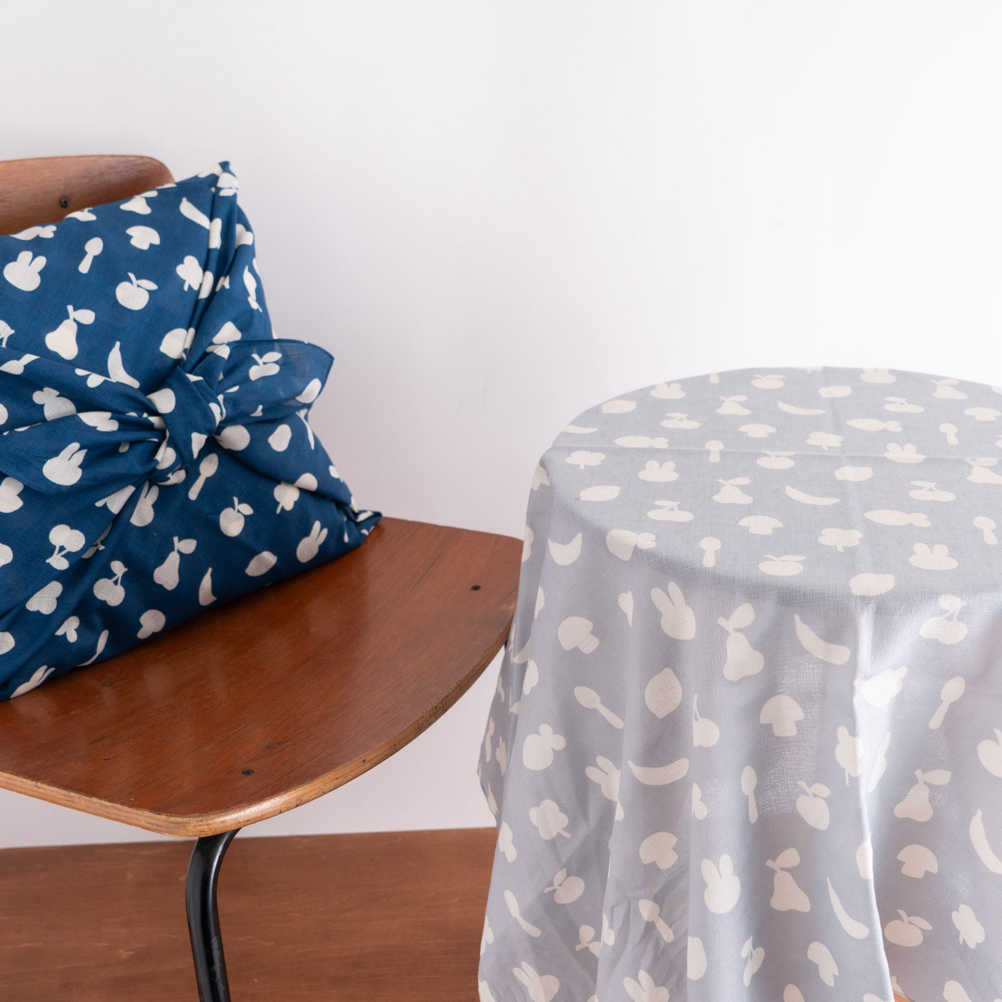 ミッフィーのふわり綿風呂敷 シルエットちらし 藍色